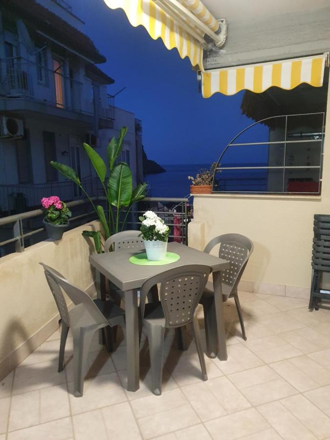 Casa Vacanze Aci Trezza In Front Of The Sea Aci Castello Bagian luar foto