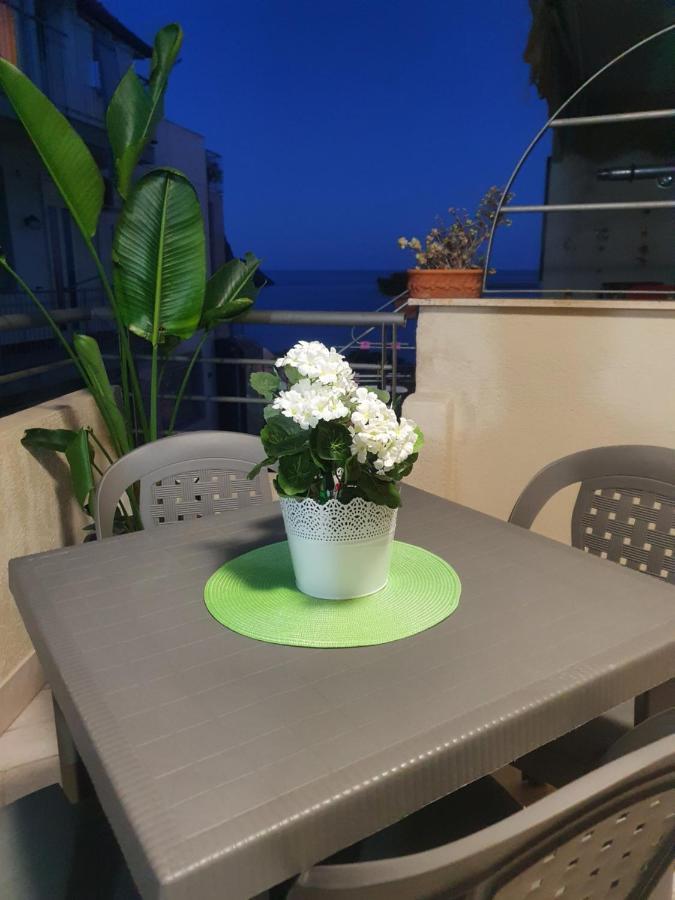 Casa Vacanze Aci Trezza In Front Of The Sea Aci Castello Bagian luar foto