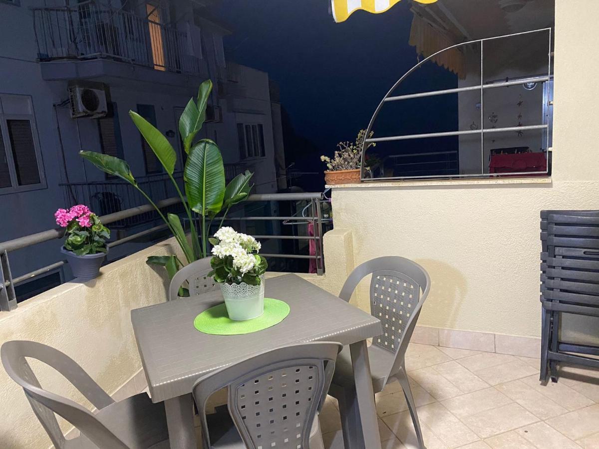Casa Vacanze Aci Trezza In Front Of The Sea Aci Castello Bagian luar foto