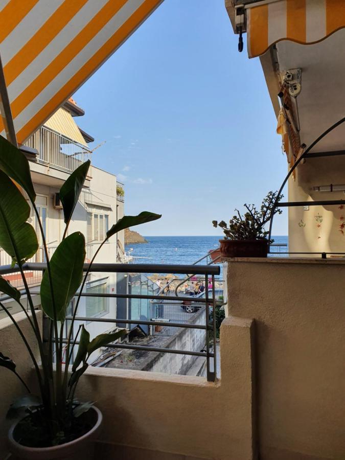 Casa Vacanze Aci Trezza In Front Of The Sea Aci Castello Bagian luar foto