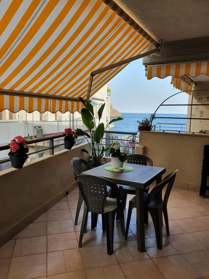 Casa Vacanze Aci Trezza In Front Of The Sea Aci Castello Bagian luar foto
